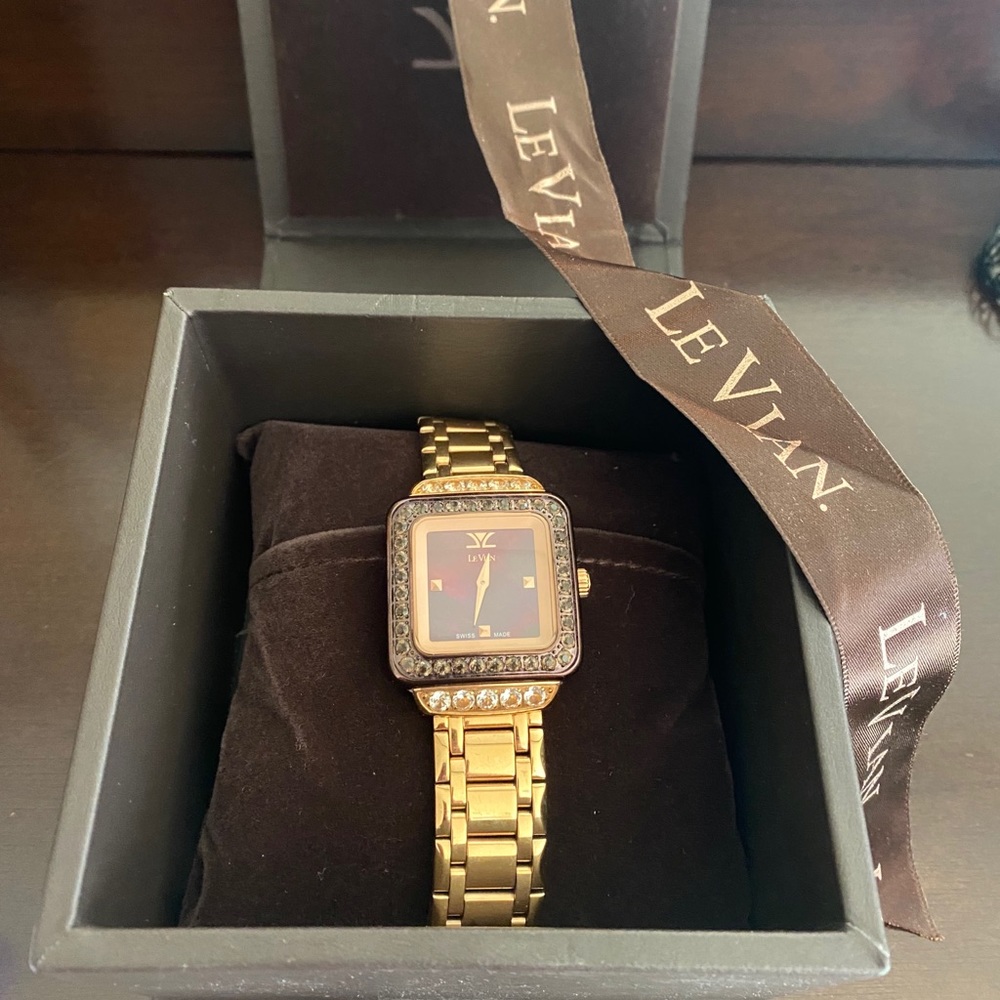 Le Vain watch. Halo square.